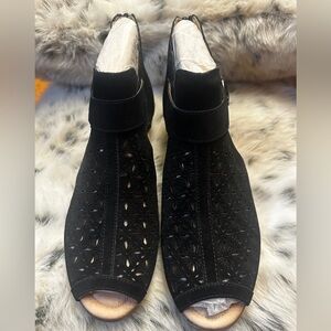 NWOT Earth Kelsey Leather Cutout Sandals With Back Zip Closure